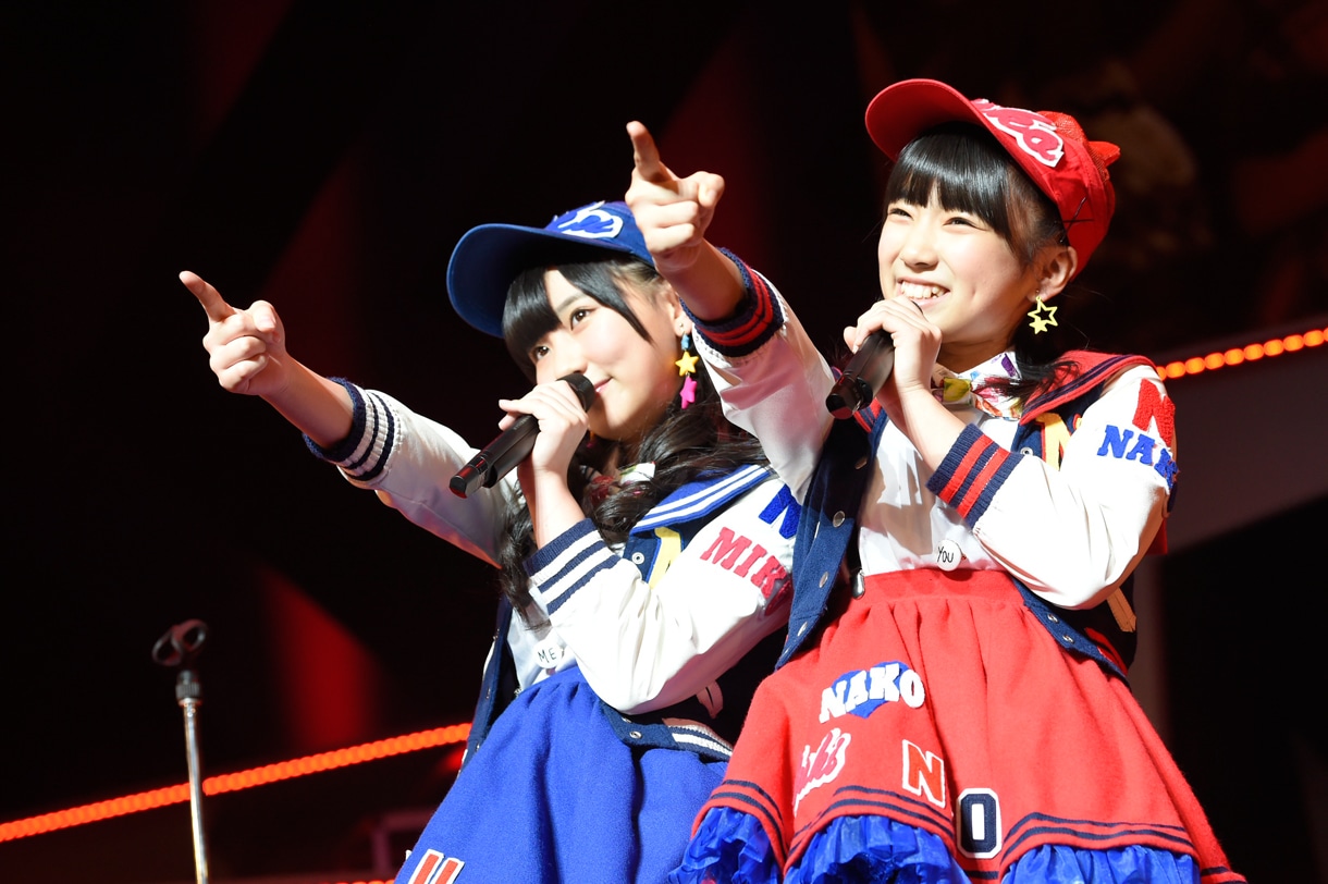 田中美久、矢吹奈子による「生意気リップス」歌唱の様子。(c)AKS