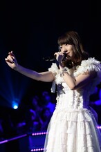 柏木由紀による「夜風の仕業」歌唱の様子。(c)AKS