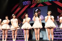 HKT48によるMCの様子。 (c)AKS