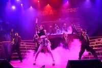 松井珠理奈による「赤いピンヒールとプロフェッサー」歌唱の様子。(c)AKS