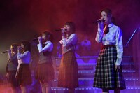島崎遥香らによる「動機」歌唱の様子。 (c)AKS