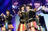 「ヘビーローテーション」歌唱の様子。 (c)AKS