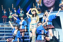 指原莉乃による「切ないリプライ」歌唱の様子。 (c)AKS