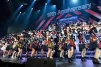 昼公演のアンコールで披露された「希望的リフレイン」の様子。(c)AKS