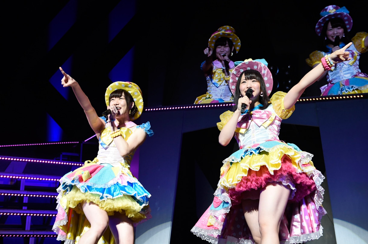 松村香織、須田亜香里による「ここで一発」歌唱の様子。(c)AKS