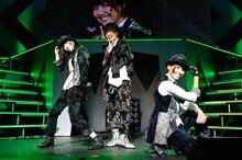 松井珠理奈、宮澤佐江、中西優香による「奇跡は間に合わない」歌唱の様子。(c)AKS