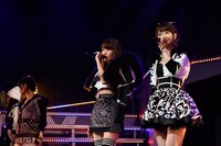 新曲「Green Flash」歌唱の様子。(c)AKS