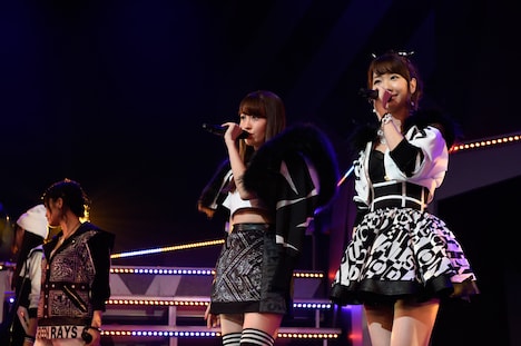 新曲「Green Flash」歌唱の様子。(c)AKS