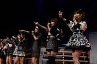 新曲「Green Flash」歌唱の様子。(c)AKS