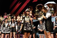 横山由依、高橋みなみらによるMCの様子。(c)AKS