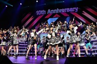 「ヘビーローテーション」歌唱の様子。(c)AKS