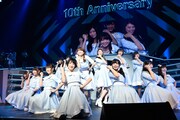 こじ坂46による「風の螺旋」歌唱の様子。 (c)AKS