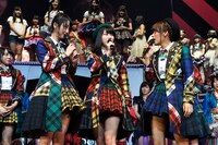 舞台「マジすか学園」の主演に選ばれた松井玲奈、横山由依。 (c)AKS