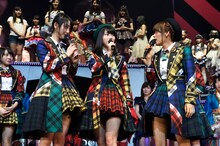 舞台「マジすか学園」の主演に選ばれた松井玲奈、横山由依。 (c)AKS