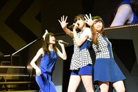 谷真理佳、松村香織、須田亜香里による「恋よりもDream」歌唱の様子。(c)AKS