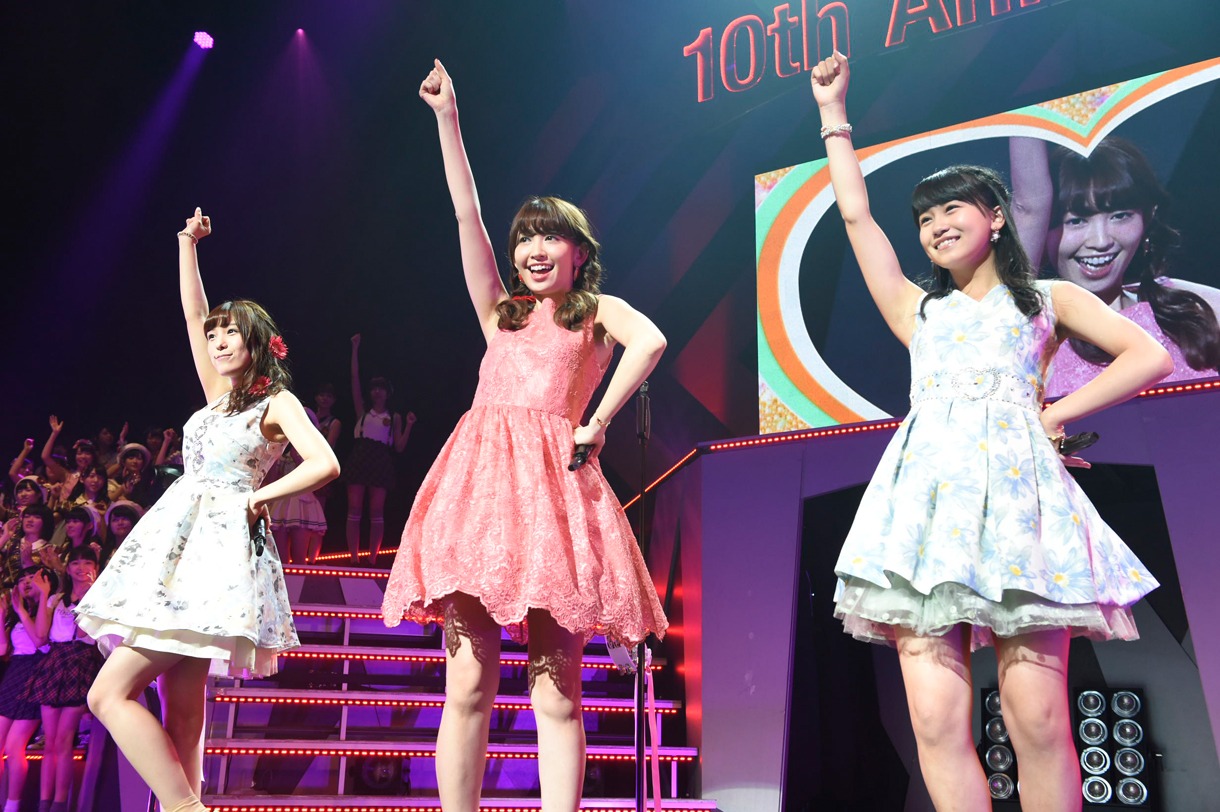小嶋菜月、小嶋陽菜、小嶋真子による「ハート型ウイルス」歌唱の様子。(c)AKS