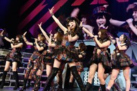 谷真理佳らによる「上からマリコ」歌唱の様子。(c)AKS