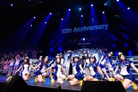 旧チーム4メンバーによる「走れ！ペンギン」歌唱の様子。 (c)AKS