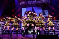 小嶋陽菜らによる「ハート・エレキ」歌唱の様子。 (c)AKS