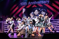 HKT48による「控えめ I love you !」歌唱の様子。(c)AKS