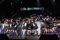 チーム8による「47の素敵な街へ」歌唱の様子。(c)AKS