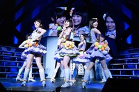 「アイスのくちづけ」歌唱の様子。(c)AKS