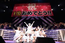 松井珠理奈らによる「鈴懸の木の道で『君の微笑みを夢に見る』と言ってしまったら僕たちの関係はどう変わってしまうのか、僕なりに何日か考えた上でのやや気恥ずかしい結論のようなもの」歌唱の様子。(c)AKS