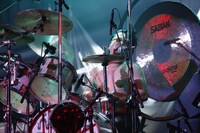 服を脱ぎ捨て上半身裸になったナカジマノブ（Dr, Vo）。