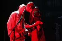 左から鈴木研一（B, Vo）、和嶋慎治（G, Vo）。