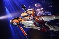 ウンモ星人に扮した和嶋慎治（G, Vo）。