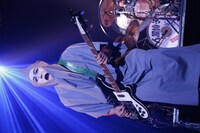 ねずみ男に扮した鈴木研一（B, Vo）。