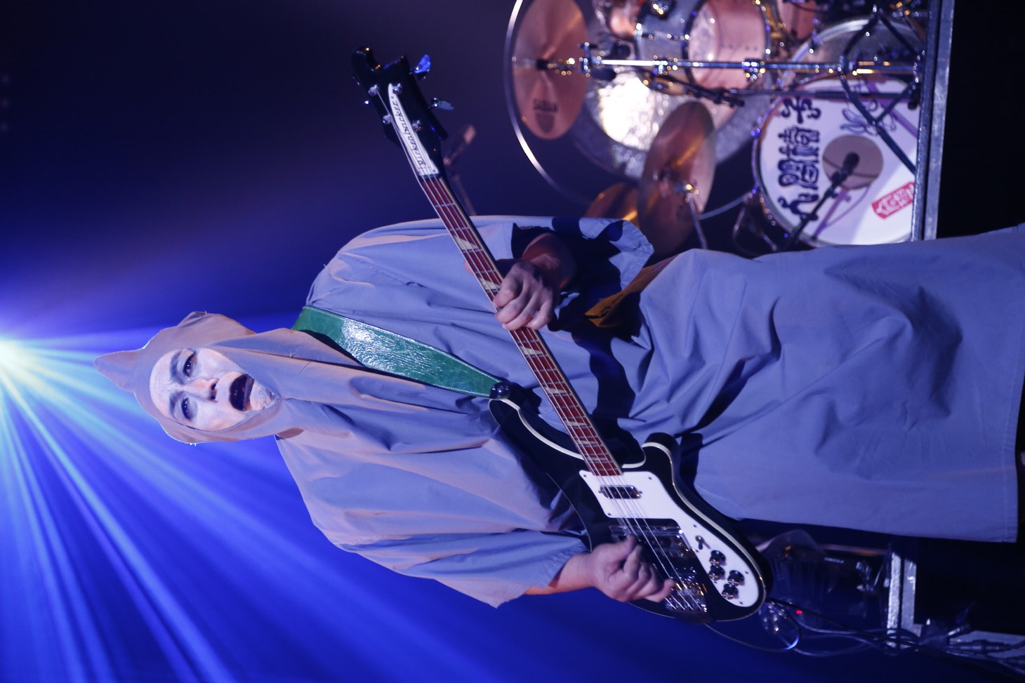 ねずみ男に扮した鈴木研一。（B, Vo）（Photo by Yoshika Horita）