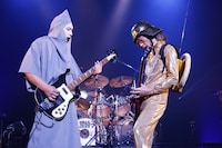 ねずみ男に扮した鈴木研一（B, Vo）とウンモ星人に扮した和嶋慎治（G, Vo）。（Photo by Yoshika Horita）