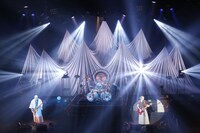 人間椅子の東京・渋谷公会堂ワンマンライブの様子。