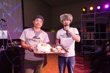 左から誕生日を祝うGAGLEのHUNGERと、イベント実行委員長のChoku。