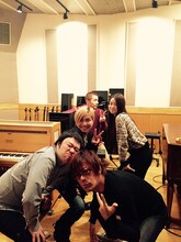 片平里菜と「煙たい」参加メンバー。