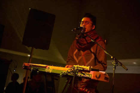 Kan Sano×関口シンゴのライブ時の様子より、Kan Sano。 （Photo by Takanori Tsukiji［STARSERVERCLUB］&Yasuhiro Orii）