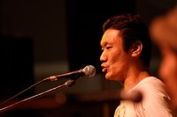 ACOUSTIC & SOULGANGのパフォーマンス時の様子より、山仁。  （Photo by Takanori Tsukiji［STARSERVERCLUB］&Yasuhiro Orii）