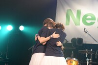 ライブの成功を抱き合って喜ぶNegicco。