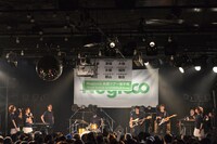 ゆっくり下りてくる垂れ幕。