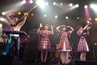 Negiccoとの共演の喜びを全身で表現するShiggy Jr.の森夏彦（左端）。