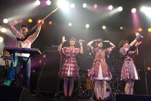 Negiccoとの共演の喜びを全身で表現するShiggy Jr.の森夏彦（左端）。