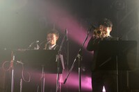 NegiBandのホーンセクション、永田コーセー（左 / Sax）と真砂陽地（右 / Tp）。