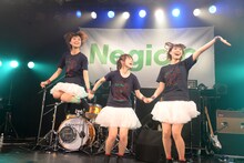 飛び上がるNegicco。