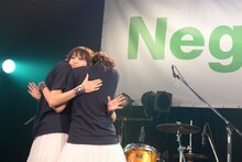 3人で抱き合うNegicco。