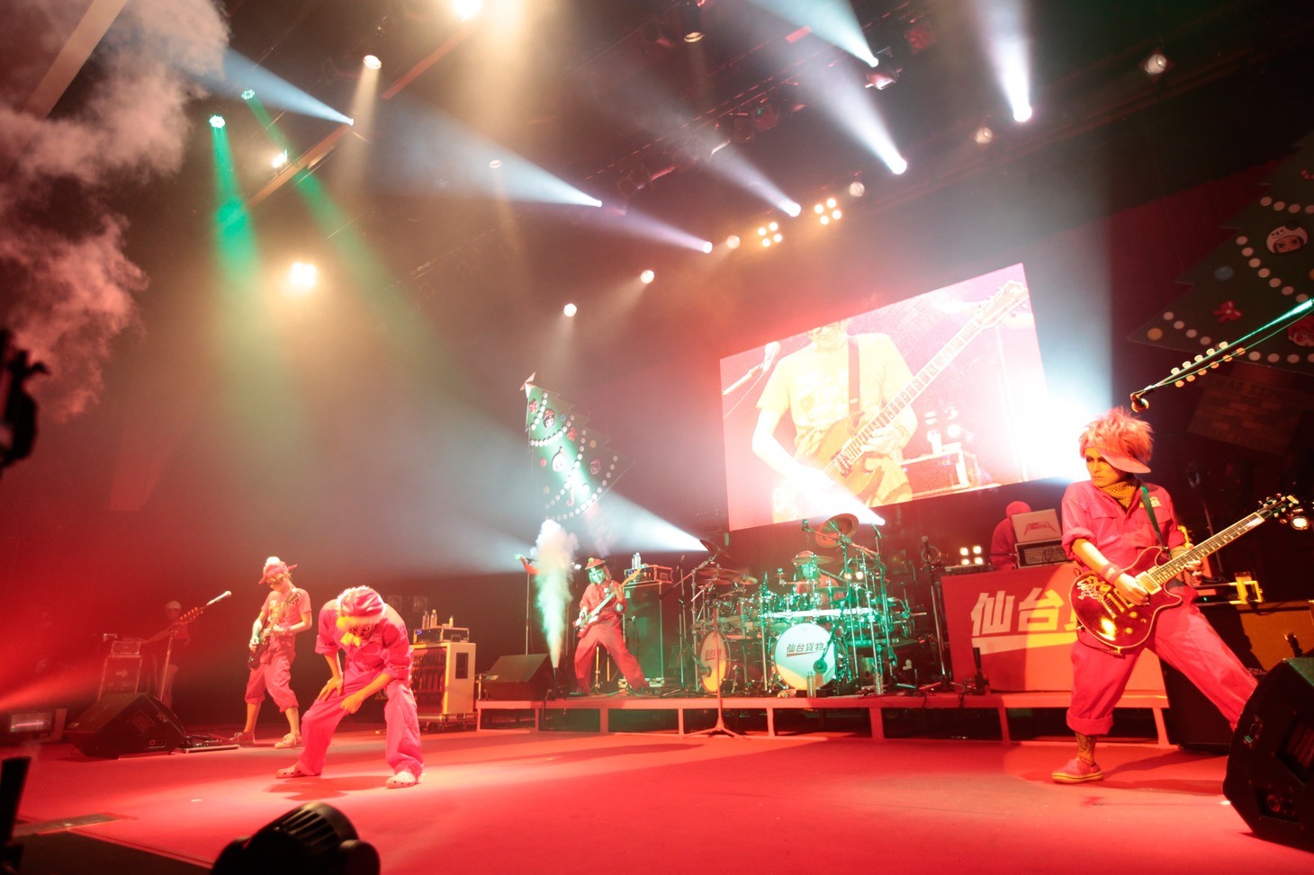 仙台貨物「仙台貨物 TOUR 2014『SENDAI KAMOTSU XMAS EXPRESS』」東京・渋谷公会堂公演の様子。