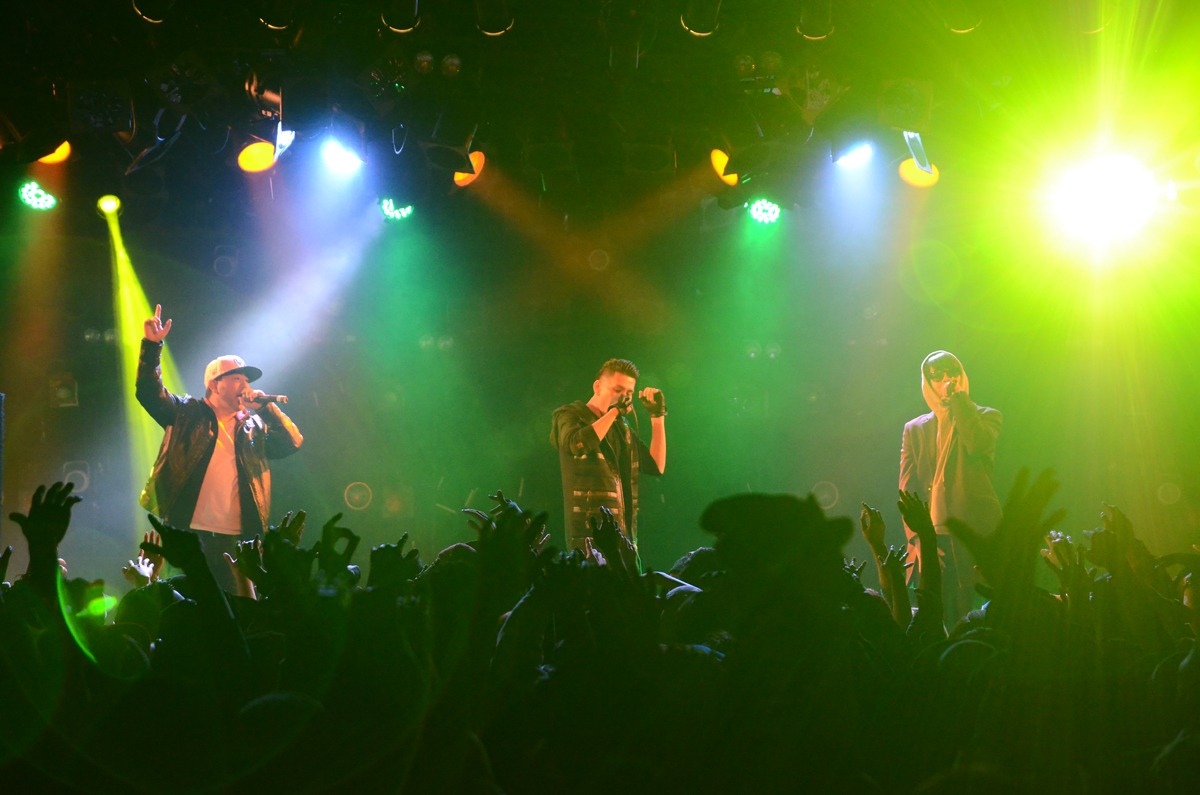 左からK DUB SHINE、AKLO、SALU。