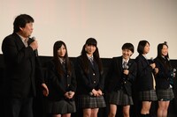 ももいろクローバーZと本広克行監督。