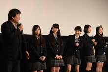 ももいろクローバーZと本広克行監督。