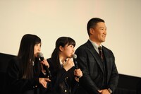 左から有安杏果、佐々木彩夏、田中将大投手。